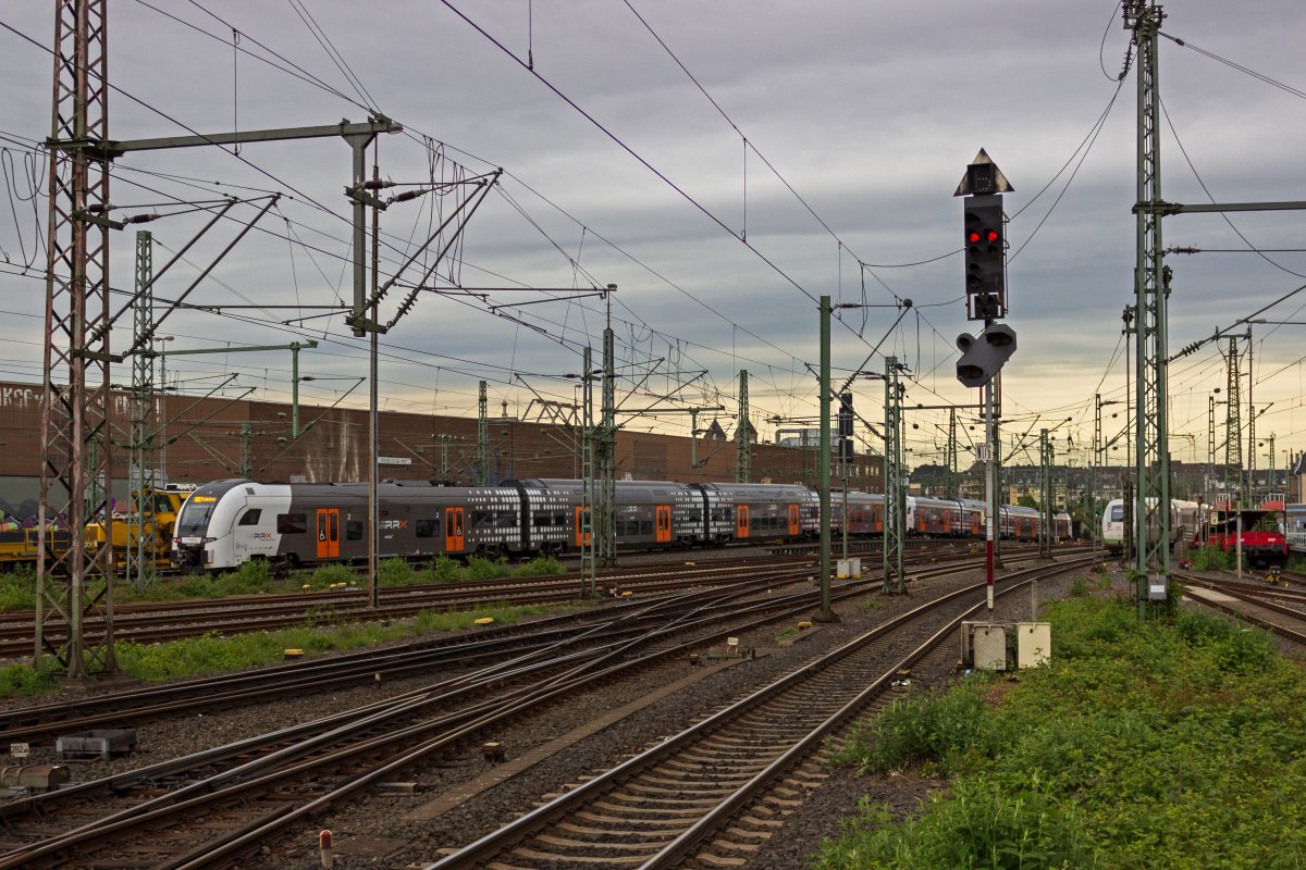 Eine Doppeleinheit Desiro HC-Triebwagen verl�sst als RE11 D�sseldorf Hbf. W�hrend 462 013 am Zugschluss bis Paderborn weiterf�hrt, endet der unerkannt gebliebene f�hrende Triebzug in Hamm.