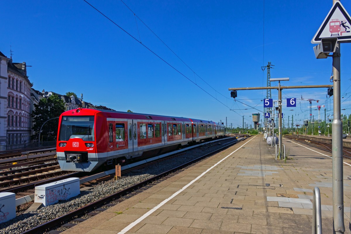Eine Doppeltraktion aus 474 002 und 474 052 verl�sst am 05.08.2020 den Tiefbahnhof Hamburg-Altona.