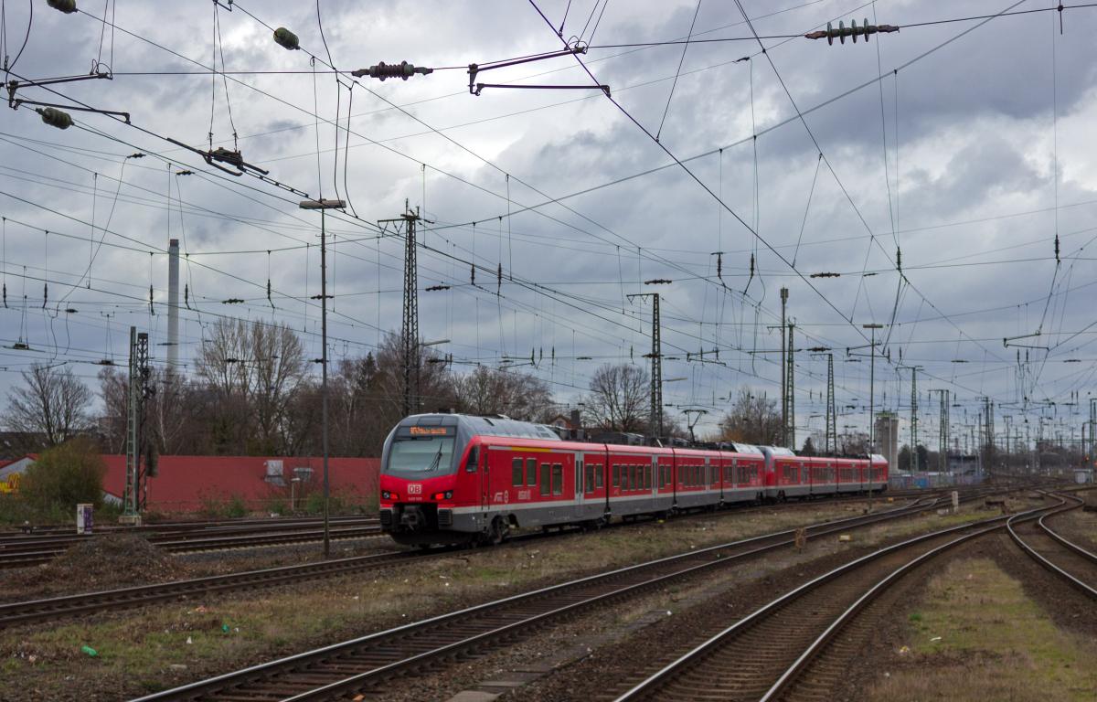 Eine Doppeltraktion bestehend aus 1428 008 und 1428 009 verl�sst am 18.02.2020 als RE42 nach M�nster Wanne-Eickel.