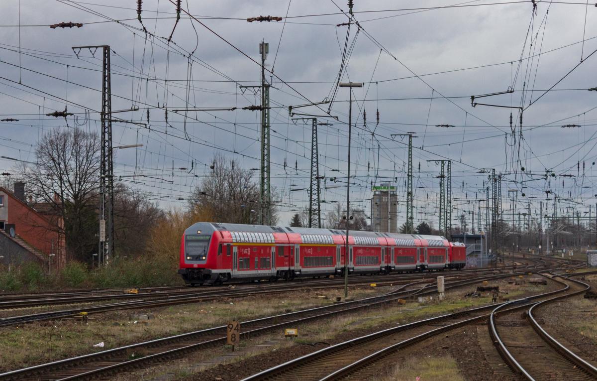 Eine Dosto-Garnitur aus M�nster erreicht als RE2 nach D�sseldorf den Hauptbahnhof von Wanne-Eickel. Am Ende schiebt 146 122.