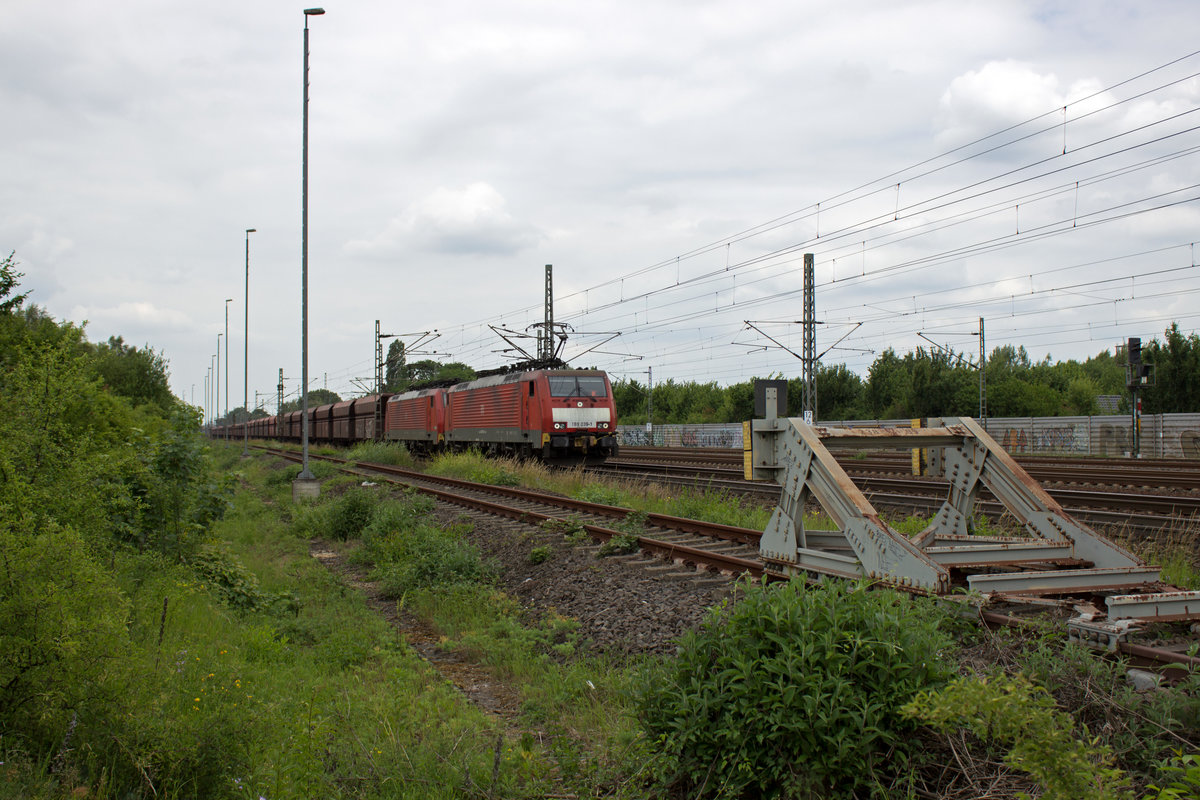 Eine Leergarnitur der h�ufig  Erzbomber  genannten Ganzz�ge zwischen Dillingen und Rotterdam haben am 13.06. 189 039 und eine baugleiche Lok am (automatisch gekuppelten) Haken.