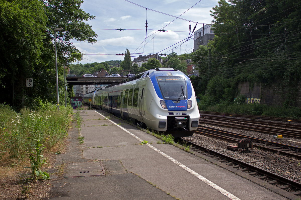 Eine RB48 in Richtung K�ln, bestehend aus 9442 154 und 351 hat Einfahrt in den Wuppertaler Hauptbahnhof.