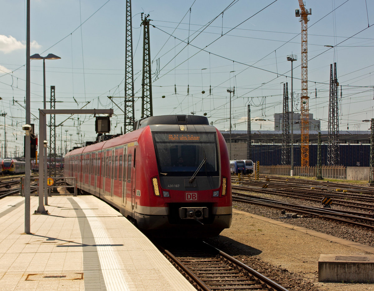 Eine Reihe Verst�rker-S-Bahnen im Berufsverkehr und in Richtung Frankfurt Flughafen beginnen nicht im unterirdischen S-Bahnhof, sondern in der oberen Bahnhofshalle. Am 20.06.18 werden 430 167 und 175 am Bahnsteig bereitgestellt.