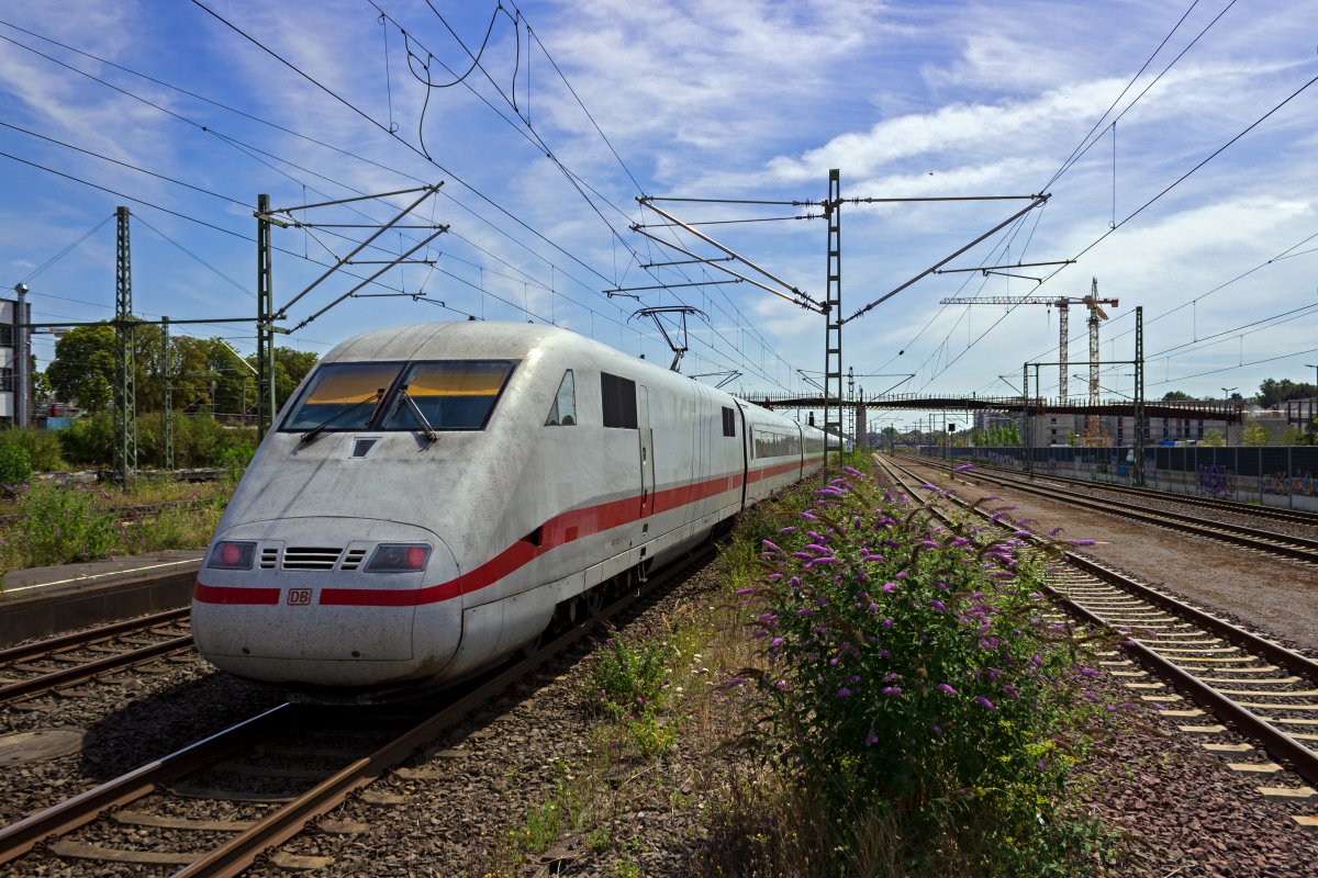 Eine zunehmende Anzahl ICE1 durchlaufen das Lebensdauer-Verl�ngerungsprogramm und damit eine Verk�rzung auf acht Mittelwagen. 401 001 ist noch als zw�lfteilige Garnitur unterwegs, hier am 30.07.22 in Opladen.