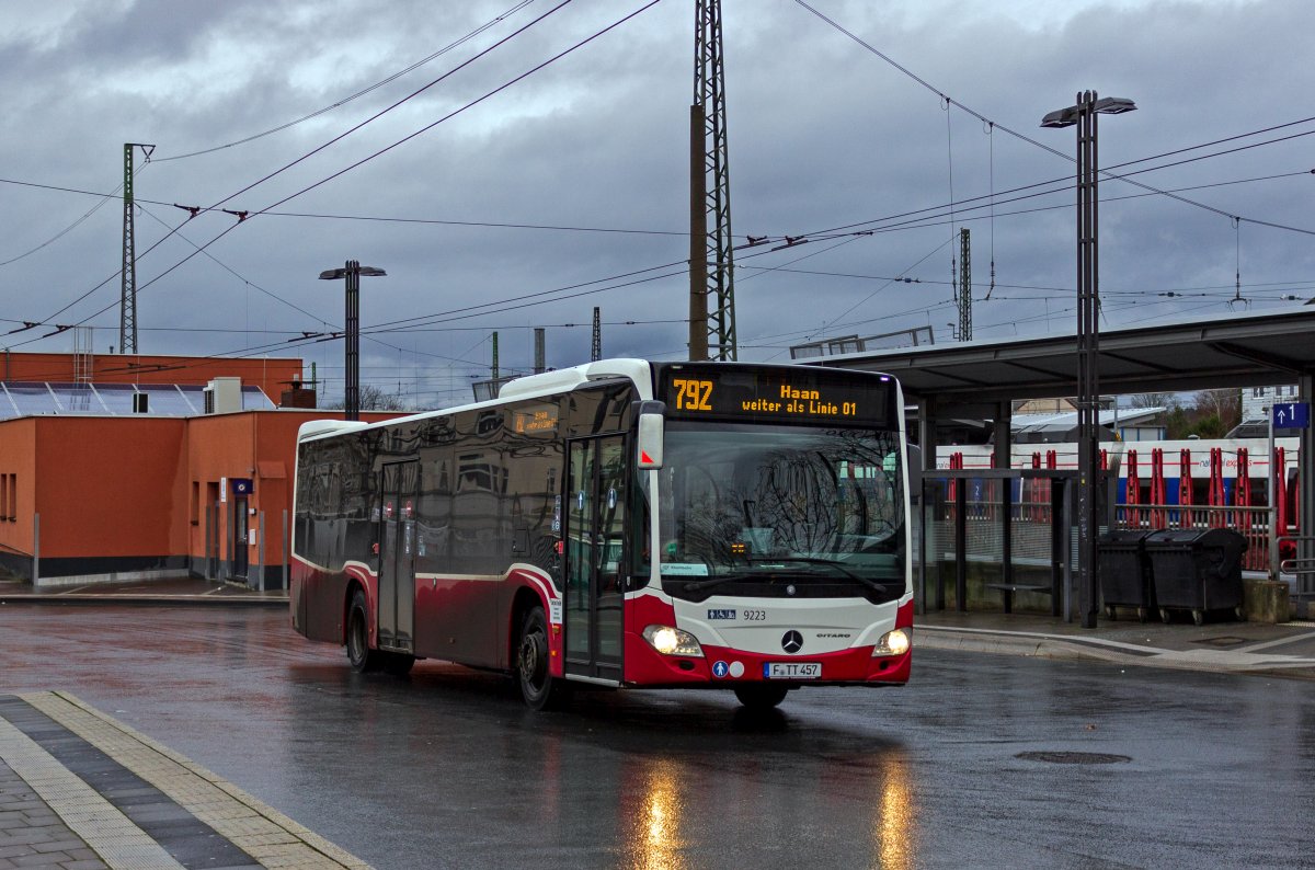Eines der zahlreichen Unternehmen, die Subunternehmer-Leistungen f�r die Rheinbahn fahren ist die Firma Touring Tours & Travel aus Frankfurt am Main. Auf der Linie 792 in Richtung Haan ist dieser Mercedes Citaro unterwegs, der urspr�nglich in Wien gefahren ist.