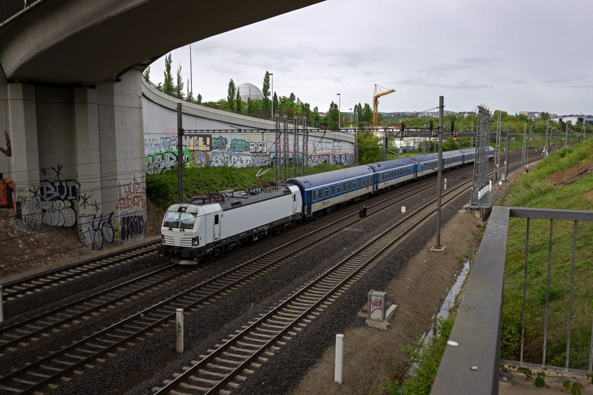 Einige der von der ČD angemieteten Vectrons kamen direkt nach der Ablieferung im neutralen wei�en Farbschema von Siemens zum Einsatz und wurden erst im Laufe der Monate mit ČD-Logos versehen. So wie hier 6193 572, die mit R886 aus Star� Město u Uhersk�ho Hradiště kurz vor Praha hl.n. ganz in wei� unterwegs ist.