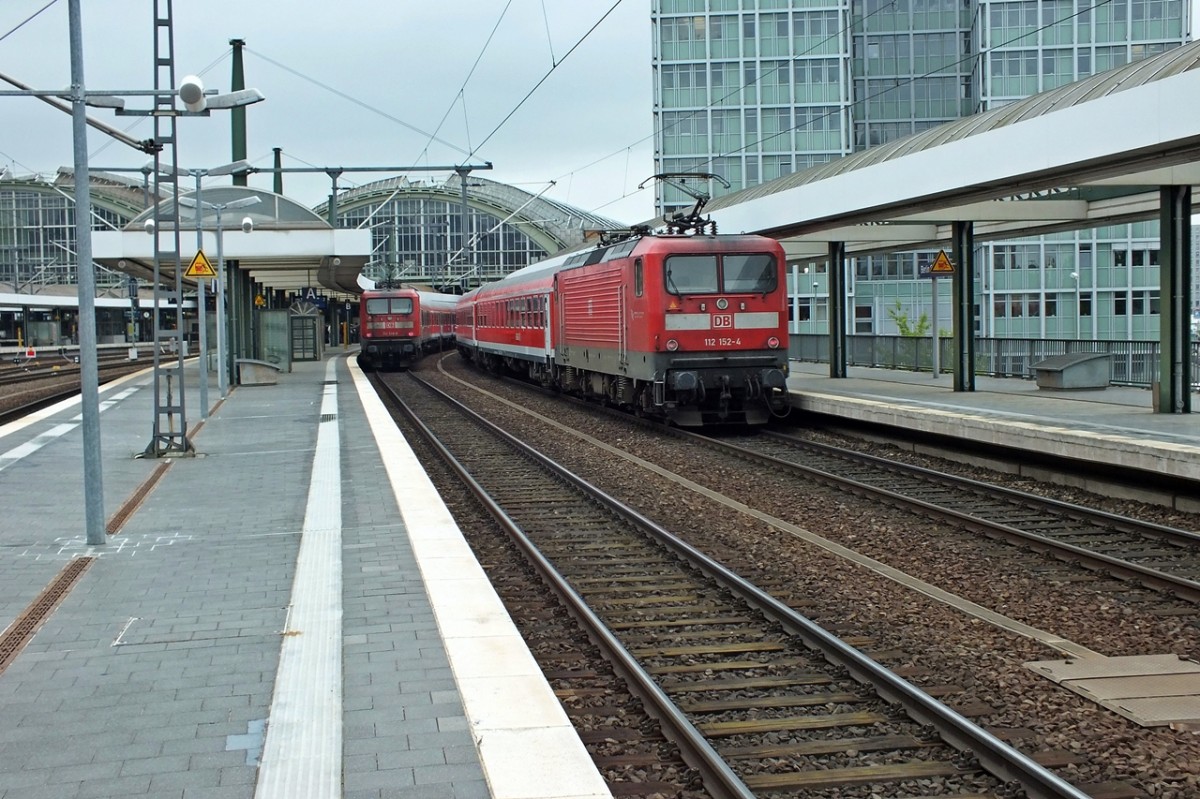 Einige Minuten nach der Ankunft wurden beide Garnituren in Richtung Rummelsburg abgefahren und die Lage am Ostbahnhof (wo in Richtung Cottbus/Frankfurt zeitweise nur ein Gleis zur Verf�gung stand) entspannte sich wieder. Links im Hintergrund 112 146, rechts 112 152.