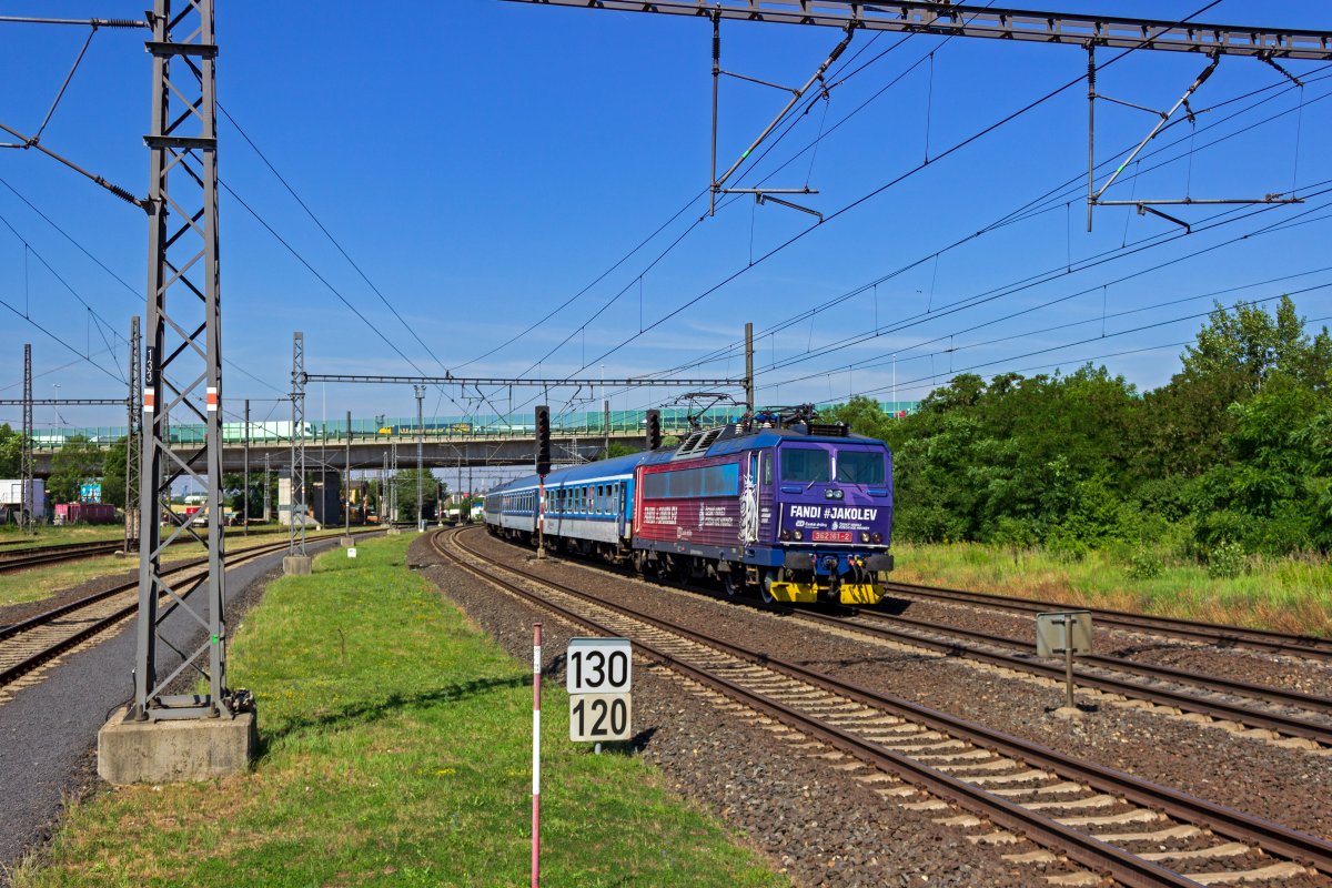 Eishockey ist eine der popul�rsten Sportarten in Tschechien. F�r die im Jahr 2019 in der benachbarten Slowakei ausgetragene Eishockey-WM gab es mit 362 161 eine Werbelok, die hier einen Monat nach Ende des Turniers auf dem Weg nach Brno ist.