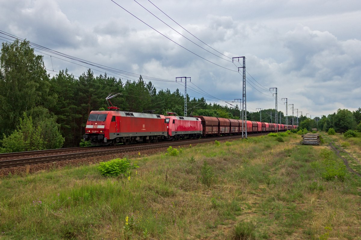 Entweder aus dem lausitzer Braunkohlerevier oder aus dem polnischen Oberschlesien kommt dieser Ganzzug aus Selbstentladewagen, der von den Lokomotiven 152 080 und 152 024 �ber den Berliner Au�enring in Richtung Norden bef�rdert wird.