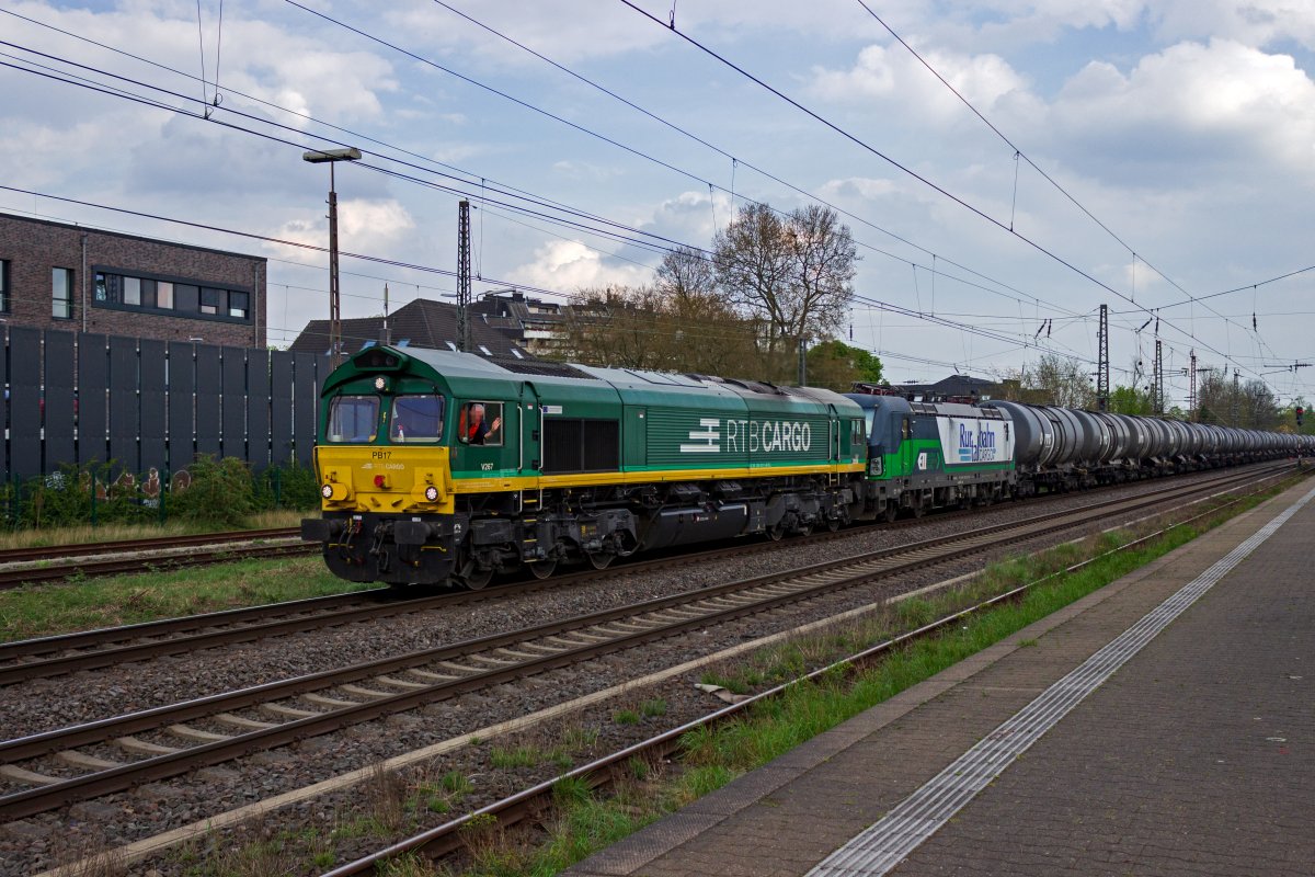 Es ist immer sch�n zu sehen, wenn sich ein Triebfahrzeugf�hrer dar�ber freut, fotografiert zu werden. Der Kollege, der 266 021 (und 193 229 kalt dahinter) fuhr, lehnte sich ganz sch�n weit aus dem Fenster, um den in Hilden anwesenden Fotografen zu winken.