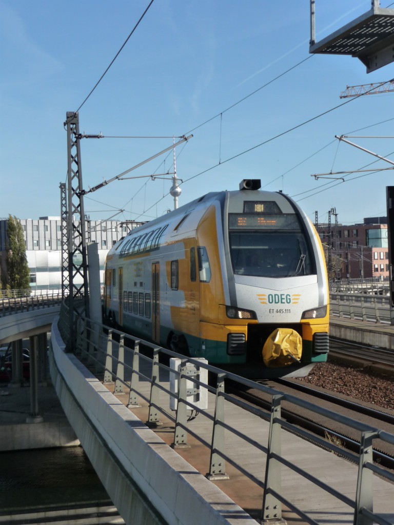 ET445.111 erreicht am 31.10.13 Berlin HBF. Mit dem Zuglauf Cottbus-Wismar durchquert der RE1 einmal mehr als die H�lfte der Nord-S�d-Ausdehnung der ehemaligen DDR.