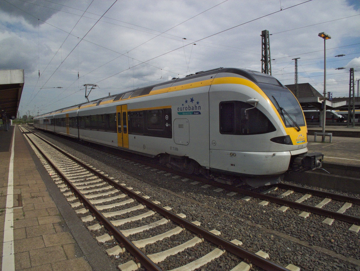 ET7.08 der eurobahn wartet am 22.08.14 als RE3 nach D�sseldorf im Bahnhof Hamm auf seine Abfahrt.
