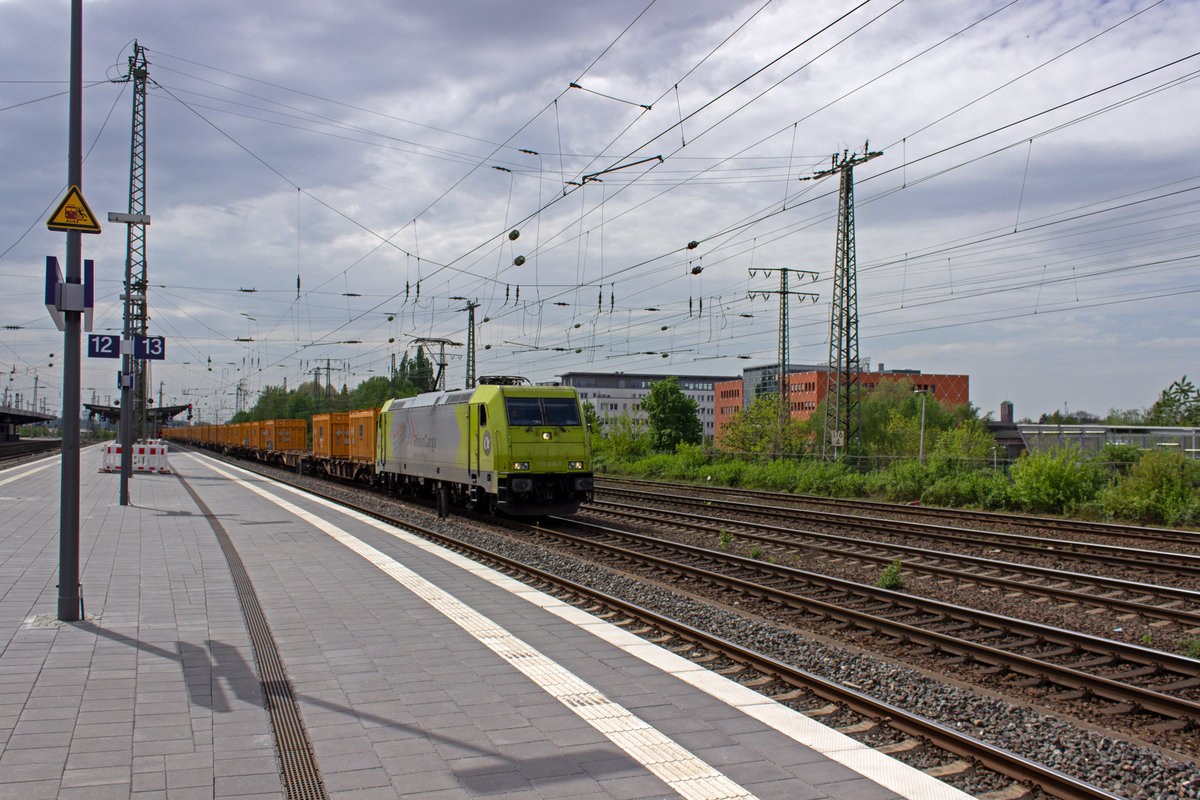 Etwa fünf Jahre lang war diese Lok bei einer norwegischen Privatbahn im Einsatz. Und obwohl sie bereits 2014 nach Deutschland zurückkehrte und seither für die HGK, bzw. deren Nachfolger RHC im Einsatz ist, trägt 119 008 immer noch eine norwegische NVR-Nummer.