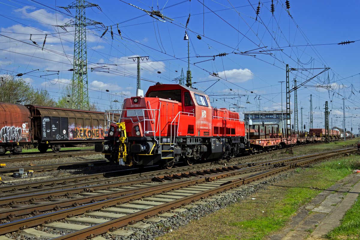 Fast genau eine Stunde nachdem 261 109 mit einem aus Richtung Norden kommenden G�terzug in Gremberg angekommen ist, verl�sst die Lok hier den Rangierbahnhof wieder, um ihren Zug in Richtung S�dbr�cke zu bef�rdern.
