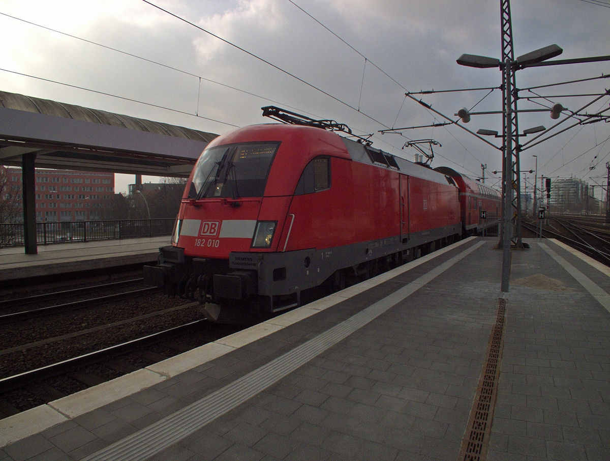 Fast den gesamten Cottbuser 182-Bestand hab ich durch, nur die, auf die ich wartete, die BUGA-Lok 182 013, die kam nicht. Daf�r aber 182 010, hier am 6.3.14 in Berlin Ostbahnhof.