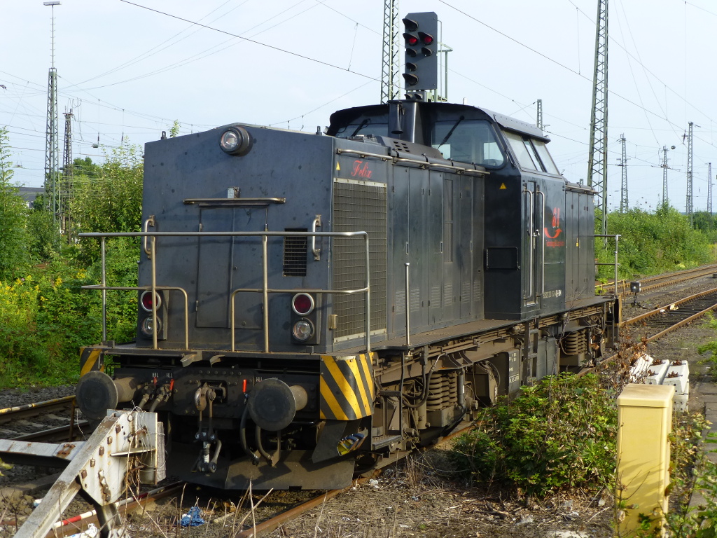 Frisch abgestellt an einem Bahnsteigende steht am 3.8. diese Lok, NVR-Nummer 92 82 1203 152-4 D-EBM, die folglich für die Eisenbahnbetriebsges. Mittelrhein (EBM Cargo GmbH) fährt.