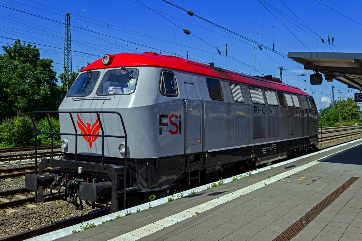 FSI Logistik ist ein ziemlich junges Unternehmen aus Bottrop, das 216 121 von der OHE �bernommen hat, die nun in dieser gef�lligen silbernen Lackierung mit dem Namen Ph�nix unterwegs ist.