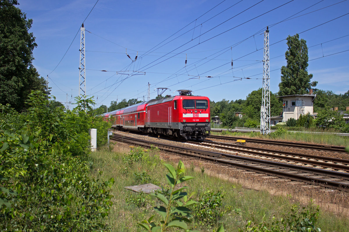 F�r ein wenig Abwechslung sorgte 112 128, die am 07.06.2016 anstelle einer 182 einen RE1 in Richtung Frankfurt bef�rdert.