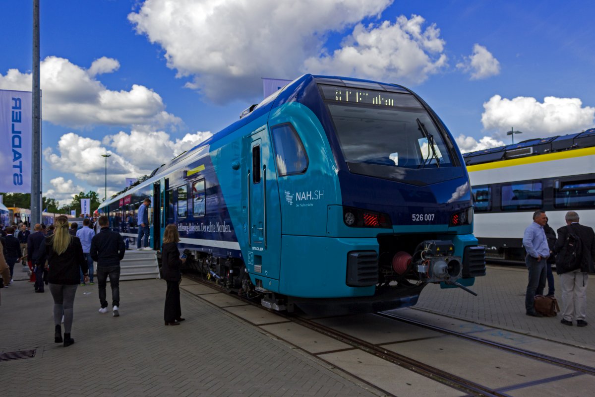 F�r den Nahverkehr auf nicht elektrifizierten Strecken in Schleswig-Holstein hat nah.sh 55 batterieelektrische FLIRT-Triebwagen bestellt. Die Garnitur 94 80 2526 007 war im Jahr 2022 auf der InnoTrans ausgestellt.