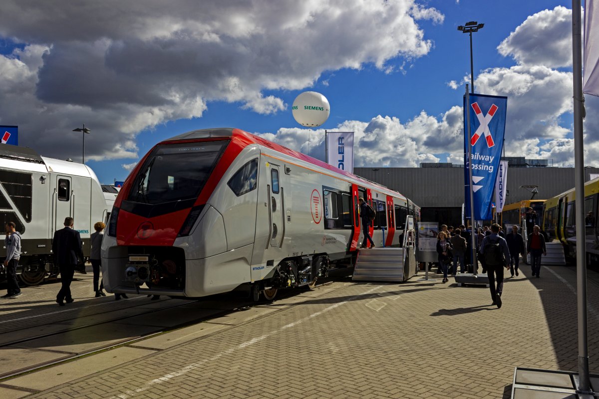 F�r den Nahverkehr in Wales liefert Stadler trimodale FLIRT-Triebwagen der Class 756. Ein Exemplar, 756102, war 2022 auf der InnoTrans.