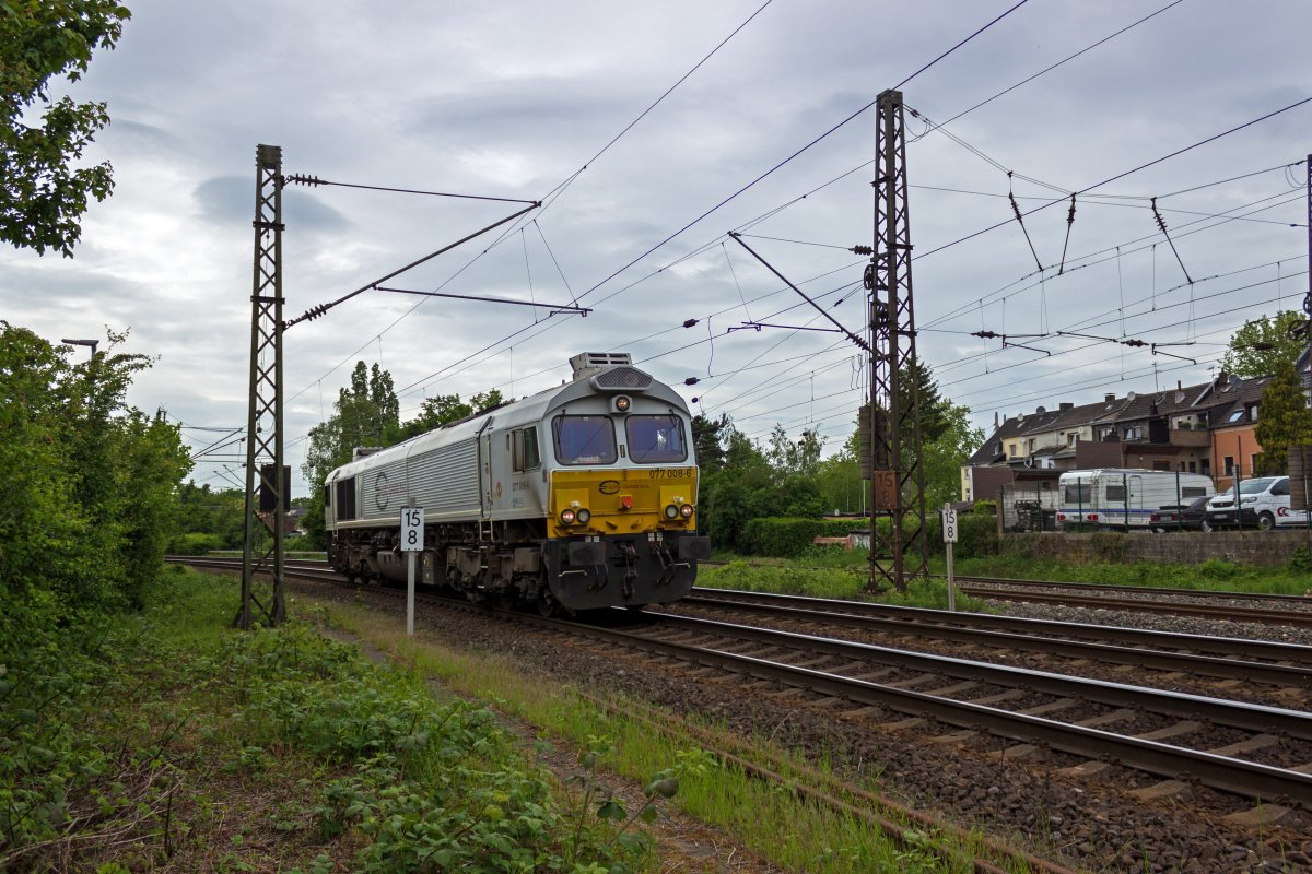 F�r schwere G�terz�ge hat die DB (unter anderem) im Ruhrgebiet gemietete Class 77 im Bestand. 077 008 f�hrt am 16.05. dem Bahnhof Oberhausen-Osterfeld entgegen.