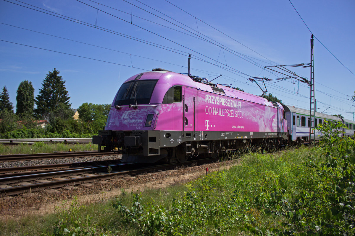 F�r W-Lan-Dienste der Telekom wirbt 5370 010 von PKP Intercity, die hier am 07.06.16 am Abzw. Stadtwald in Richtung Lichtenberg abbiegt. Der Grund blieb schleierhaft, zumal der Zug nicht in der regul�ren Zeitlage unterwegs war. Umleitung wegen Bauarbeiten gab es dann eine Woche sp�ter.