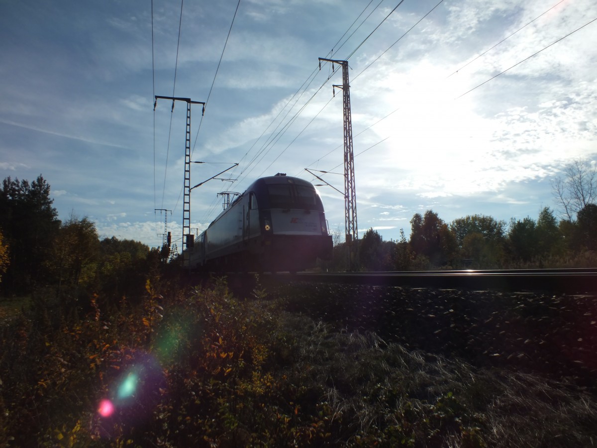 F�r Z�ge in Richtung Norden steht die Sonne im GBF Wulheide ganzt�gig ung�nstig (v.a. auf der Ostseite der Gleise). Und so ist 5370 005 der PKP Intercity nur ein Schatten ihrer selbst, als sie den umgeleiteten EC aus Warschau �ber Berlin-Lichtenberg und Gesundbrunnen Richtung Hauptbahnhof f�hrte.