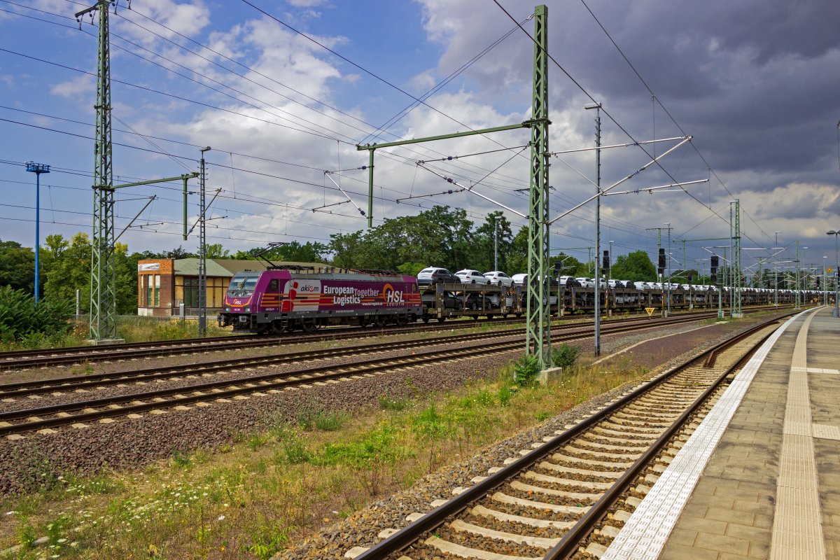 HSL hat die von akiem angemietete 186 383 in auff�lligen Farben gestalten lassen. Mit einer sehr wertvollen Fracht in Form von fabrikneuen Autos ist diese europ�isch vernetzte Lok in Magdeburg unterwegs.