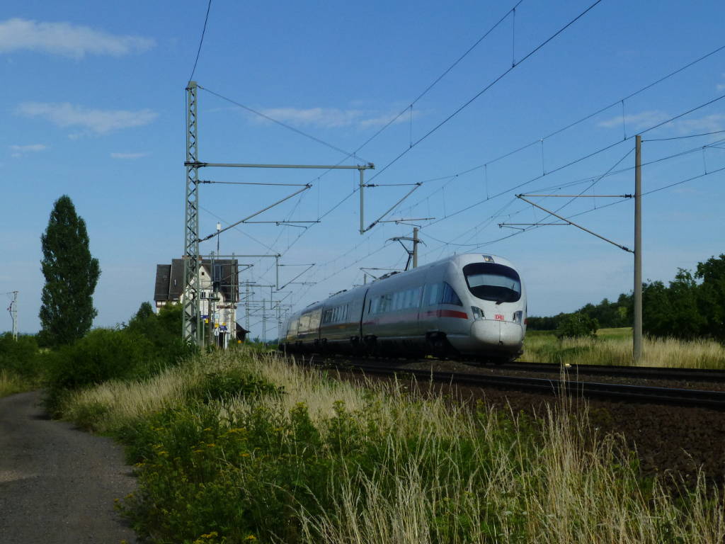 ICE und das alte Bahnhofsgebäude in Seebergen, 10. Juni 2016