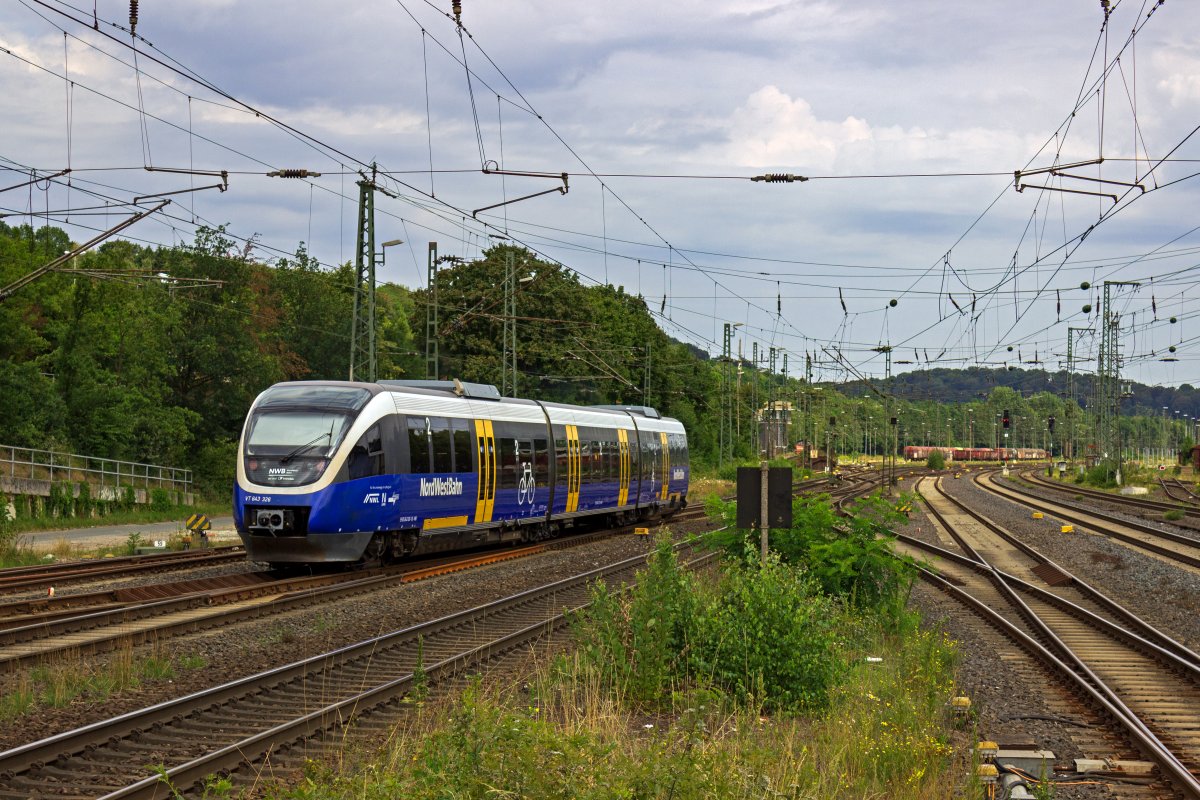 Im Bahnhof Brackwede zweigt die Nebenstrecke in Richtung Halle (Westfalen) und Osnabr�ck von der Hauptstrecke Hamm - Bielefeld ab. 643 326 der Nord-West-Bahn ist aus Richtung Osnabr�ck kommend auf die G�tergleise der Hauptstrecke gefahren und setzt nun die Fahrt in Richtung Bielefeld Hbf fort.
