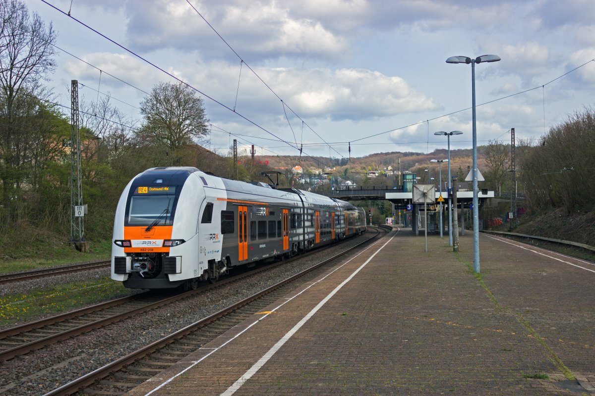 Im Fr�hjahr 2021 fuhr die Linie RE4 jeweils mit nur einem Desiro HC-Triebzug. Dies d�rfte mit Bauarbeiten im Dortmunder Hauptbahnhof zusammenh�ngen. Im Planzustand sind wie auf den anderen RRX-Vorlauflinien Doppeltraktionen vorgesehen. 462 018 ist hier am 03.04.21 bei Wuppertal-Sonnborn in Richtung Dortmund unterwegs.