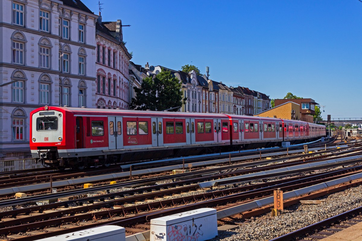 Im Jahr 2020 kamen die letzten Hamburger S-Bahn-Z�ge der Baureihe 472 noch auf der HVZ-Linie S11 zum Einsatz. Am 05.08.2020 erreicht eine Garnitur aus 472 046 und 472 054 die Rampe zum Bahnhof Hamburg-Altona, der von dieser Linie als Spitzkehre genutzt wird.