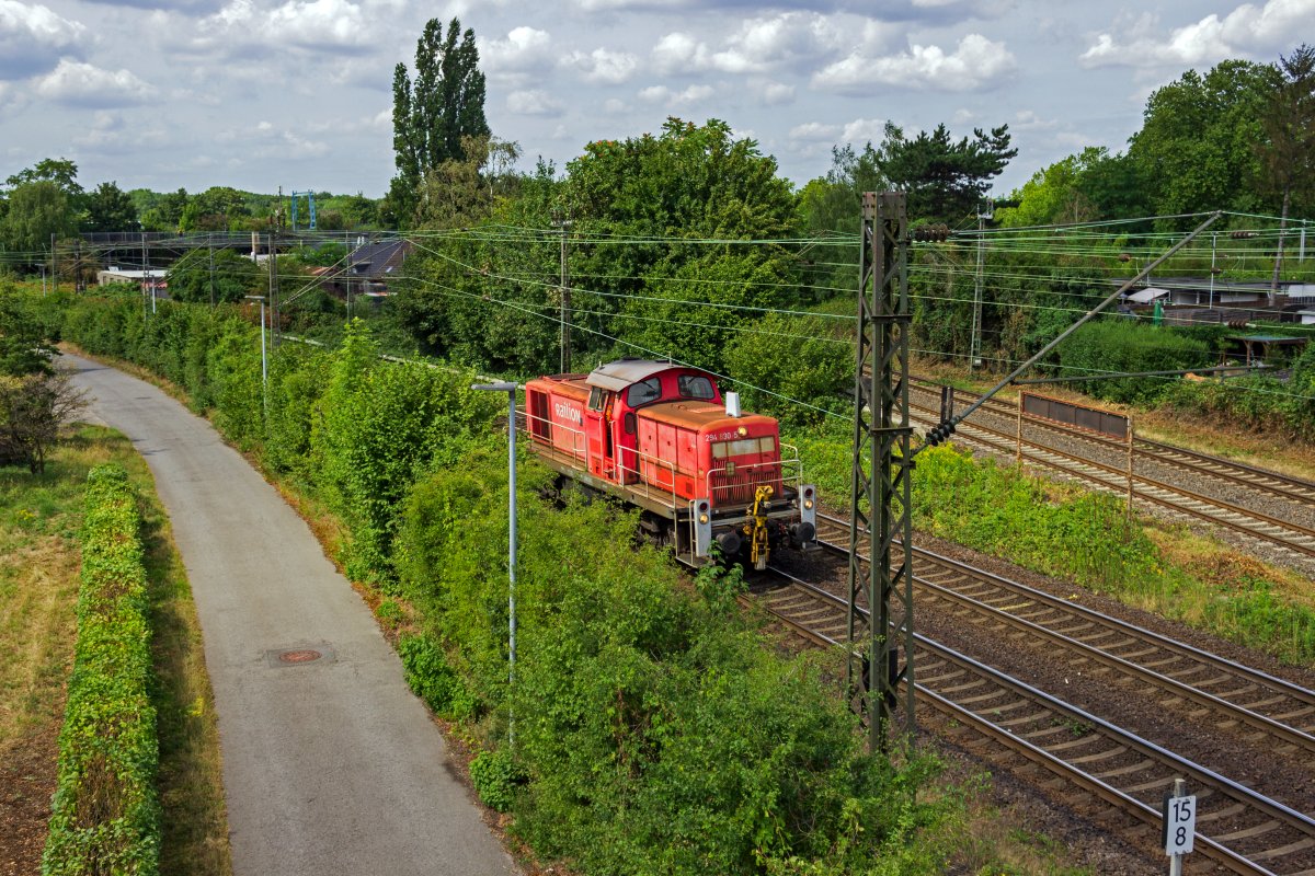 Im Ruhrgebiet finden stets zahlreiche Leerfahrten zwischen den verschiedenen Gleisanschl�ssen und G�terbahnh�fen statt. 294 830 erreicht am 02.08.2022 in K�rze Oberhausen-Osterfeld.