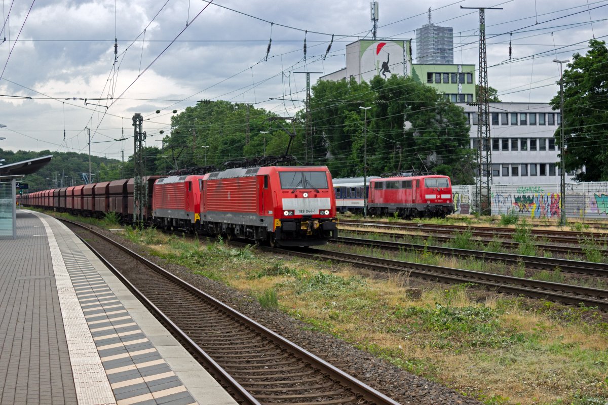 Immer wieder begegnet man am Rhein schweren Erzz�gen, die zwischen dem Rotterdamer Hafen und dem Saarland verkehren und die zu den wenigen aufgrund der hohen Lasten mit automatischen Kupplungen verbundenen G�terz�gen geh�ren. Am 08.07.21 hatten 189 044 und 189 039 die Aufgabe einen derartigen Zug in Richtung S�den zu bef�rdern.