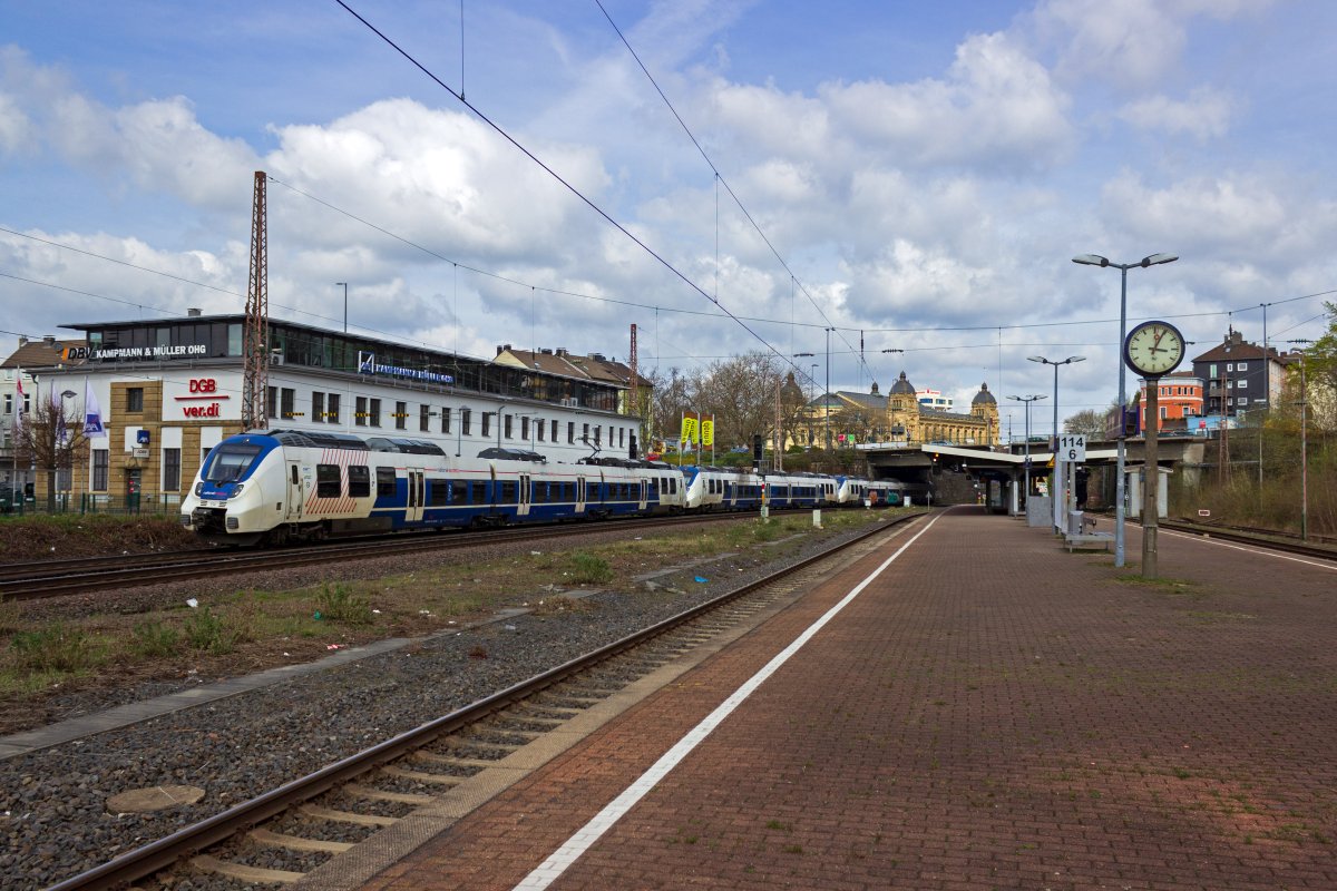 In allen erdenklichen Zusammenstellungen waren die TALENT II von National Express am 03.04.21 als RB48 unterwegs. Die drei dreiteiligen Triebwagen 9442 154, 153 und 160 boten dabei sogar etwas mehr Platz als die �bliche Zugbildung aus je einem Drei- und F�nfteiler.