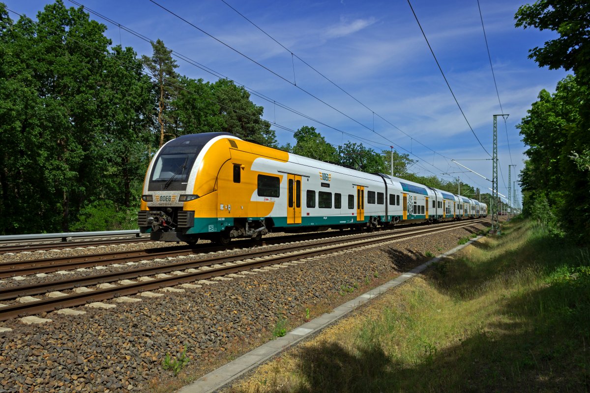 In der N�he des Wasserwerks Friedrichshagen ist die Garnitur 3462 009 am 31.05.23 in Richtung Brandenburg unterwegs.