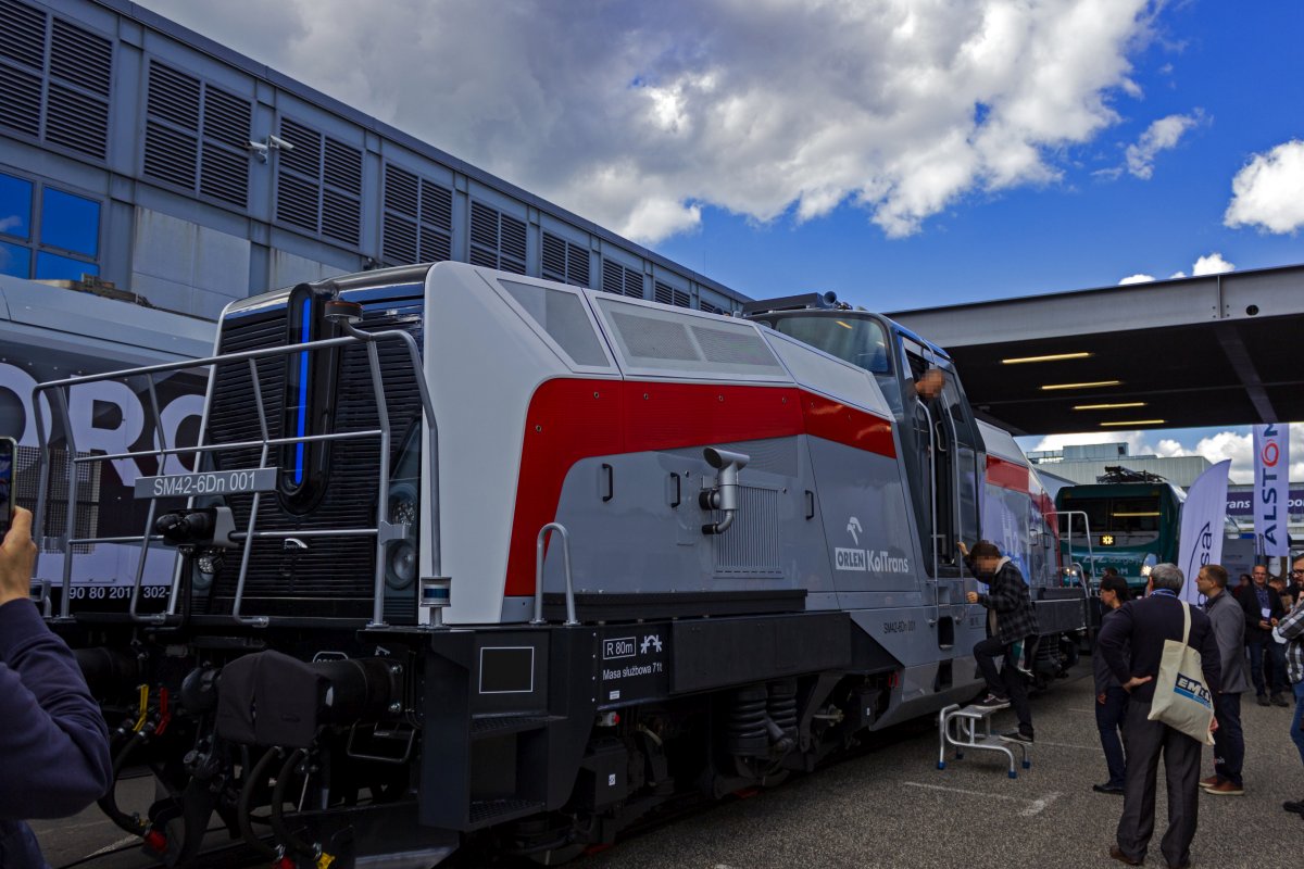 In der polnische Lokomotivindustrie sind Modernisierungen von �lteren Modellen weit verbreitet. Eine eher ungew�hnliche Variante ist die SM42-6Dn, eine Brennstoffzellenlok auf Basis der Baureihe SM42 aus den 1970er-Jahren. Der Prototyp dieser Baureihe war auf der InnoTrans 2022 zu sehen.