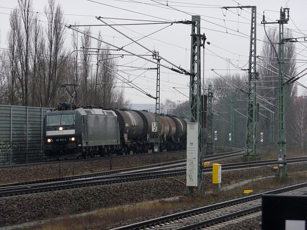 In Spandau gibt es ein G�tergleis, das aber leider etwas unfotogen ganz au�en liegt.Trotzdem reichte es f�r ein Bild von 185 555 von MRCE, die mit einem Kesselwagenzug in Richtung Ruhleben unterwegs war.