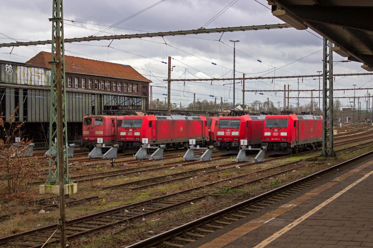 Innerhalb von weniger als einer Stunde hat sich die Zusammensetzung der auf den Wartegleisen stehenden Loks ein wenig ver�ndert. Von links nach rechts sind nun 151 036, 185 372, 185 114 und 185 299 zu sehen. Einsatzf�hige 151 bei DB Cargo waren im Februar 2020 selten und auch 151 036 wurde etwa sechs Wochen nach diesem Foto abgestellt.