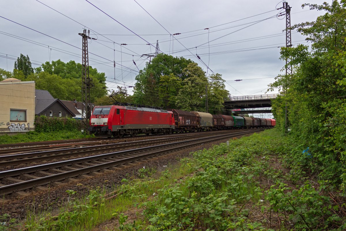 Insgesamt begegnete 189 052 mir am 16.05.19 dreimal. Am Vormittag war die Lok mit einem leeren Kalkzug aus den Niederlanden gekommen. Am Nachmittag, als die Lok mit einem Zug aus gedeckten G�terwagen aus Oberhausen-Osterfeld ausfuhr, d�rfte sie wiederum auf dem Weg in Richtung Emmerich gewesen sein.