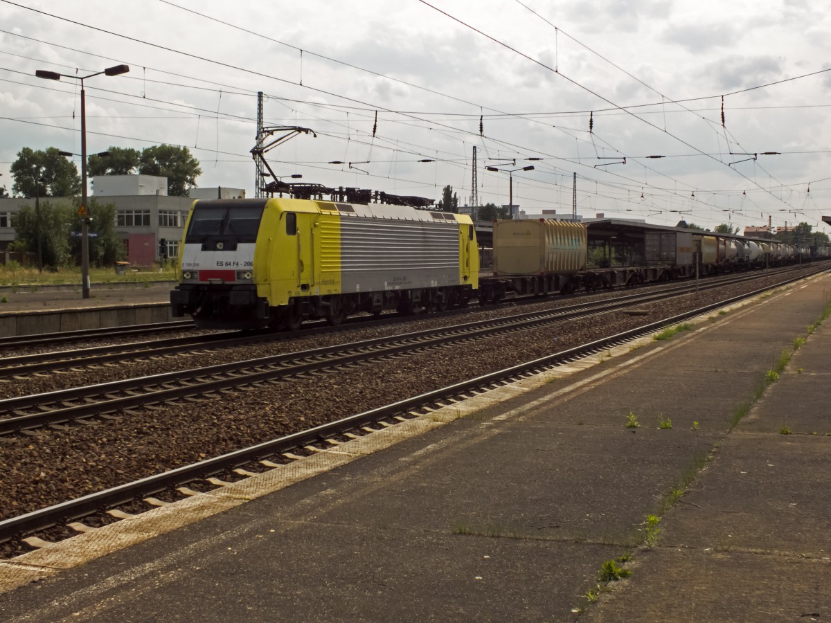 Kaum zu glauben, aber ich habe tatsächlich in den letzen fünf Jahren nicht eine grau/gelbe MRCE-Lok getroffen. Dieser Mißstand musste natürlich behoben werden, bevor irgendwann alle umlackiert sein werden. ES64F4-206, die für die Rurtalbahn im Einsatz ist, kam da gerade recht.