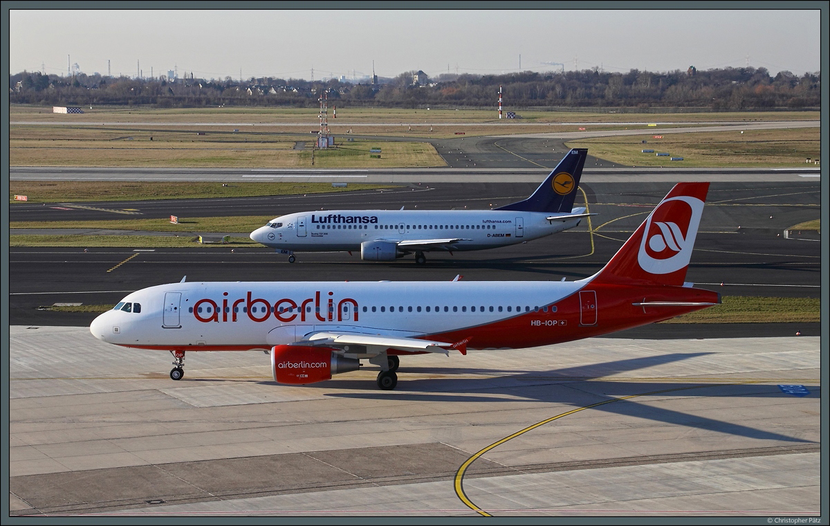 Konkurrenten in Düsseldorf: Die erst einen Monat zuvor ausgelieferte A320-214 HB-IOP der Air Berlin-Tochter Belair und 737-330 D-ABEM ( Eberswalde ) der Lufthansa am 9.3.2010. Belair stellte 2017 den Flugbetrieb aufgrund der Pleite von Air Berlin ein.