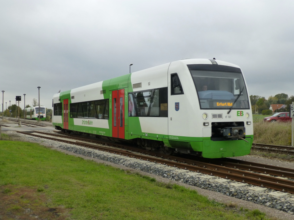 Kurz hinter dem Bahn�bergang in K�hnhausen guckt der Tf auf dem Weg nach Erfurt den Fotographen an, VT 077 am 16.10.13
