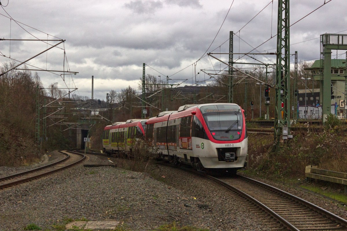 Lange war die Verl�ngerung der Linie S28 von Mettmann nach Wuppertal geplant, im Dezember 2020 konnte die Verbindungskurve �ber Hahnenfurth in Betrieb genommen werden. Die ebenfalls geplante Elektrifizierung wird sich allerdings noch um mehrere Jahre verz�gern, sodass auf absehbare Zeit Dieseltriebwagen, so wie hier Tw 1010 und 1007 den Betrieb bestreiten werden.