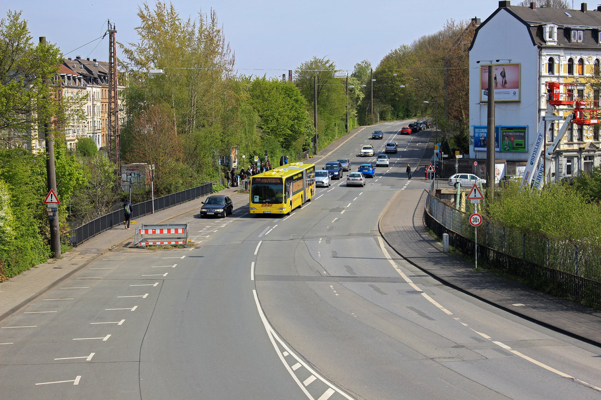 Leuchtend gelb sind die Busse des Reiseunternehmens Graf. Bei diesem Bus handelt es sich offiziell um eine S-Bahn, die innerhalb von 90 Minuten alle Zwischenhalte bis D�sseldorf-Gerresheim bedienen wird.