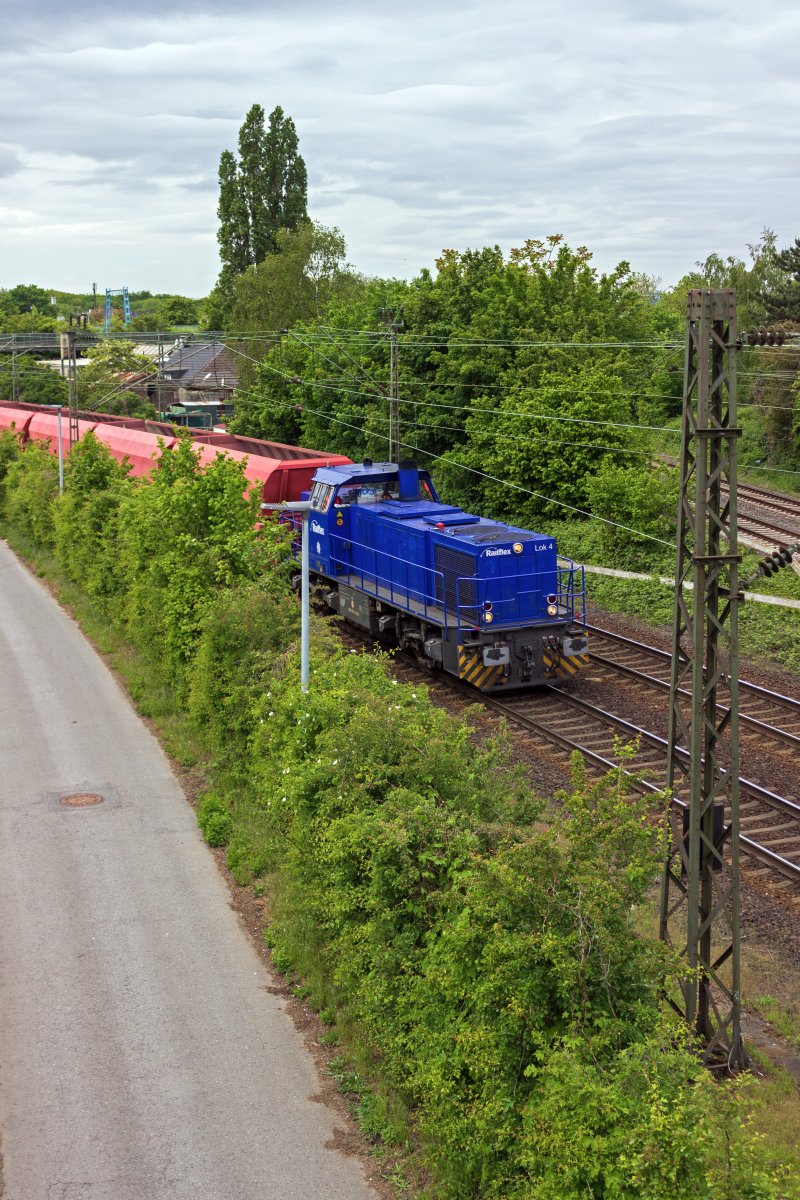 Lok 4 der Ratinger Firma Railflex (92 80 1275 111) erreicht mit einem G�terzug aus Selbstentladewagen in K�rze Oberhausen-Osterfeld.