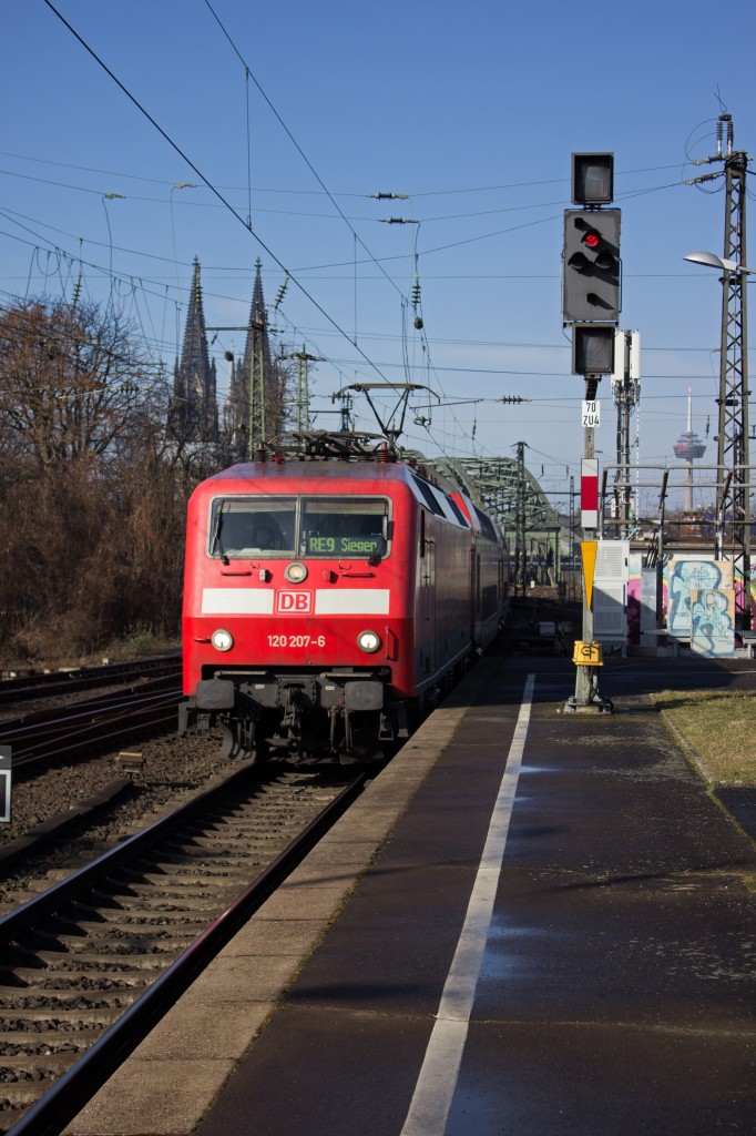 Mehr schlecht als recht funktionieren in aller Regel die insgesamt sieben zu Nahverkehrsloks umgebauten 120er. Eine der fünf Rostocker Loks verbrachte gar ein ganzes Jahr im Werk Dessau, ohne dass man sie ans Laufen bekam. 120 207 funktionierte allerdings, als sie am 25.02.15 einen RE9 von Aachen nach Siegen beförderte, hier in Köln-Deutz.