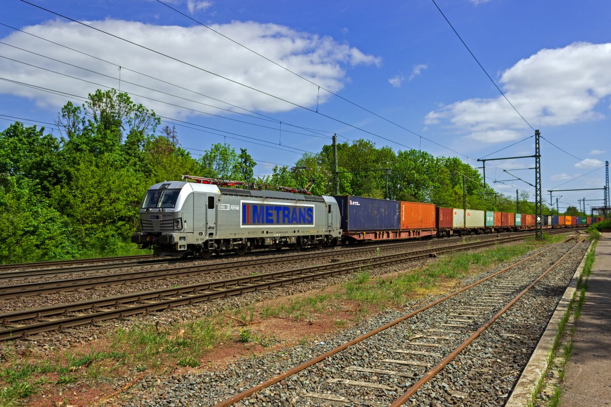 Metrans setzt im Hafen-Hinterlandverkehr mit KLV-Z�gen verschiedene Mehrsystemlokomotiven von Bombardier und Siemens ein. 383 426 war zum Aufnahmezeitpunkt im Mai 2023 erst wenige Monate im Einsatz.