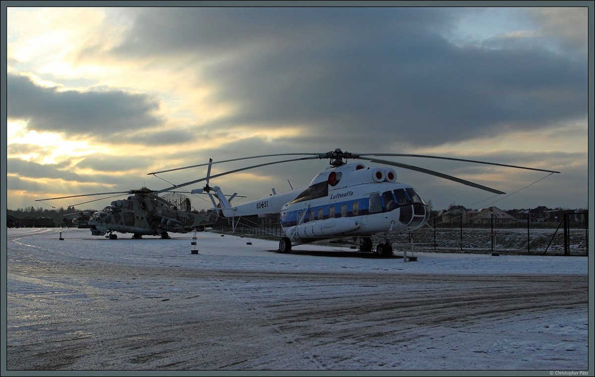 Mil Mi-8S 9351 der Luftwaffe und Mil Mi-24D 5211 der NVA im Luftwaffenmuseum der Bundeswehr in Berlin-Gatow. (19.01.2013)