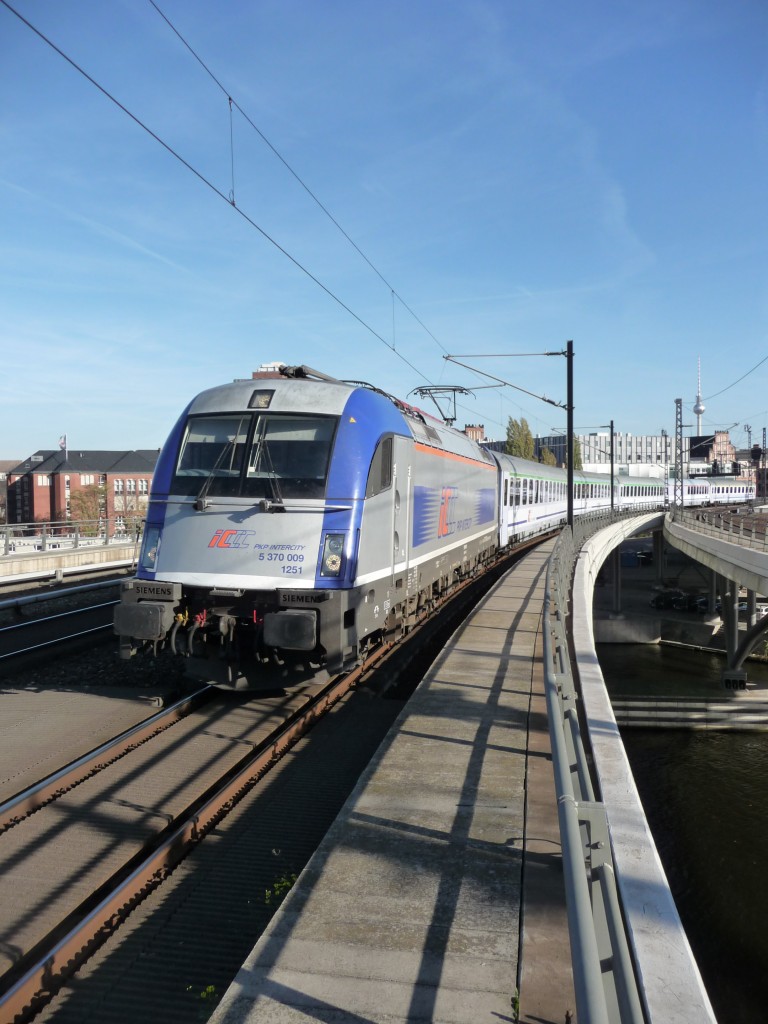 Mit dem EC aus Gdynia f�hrt 5 370 009 der PKP am 31.10.13 in Berlin HBF ein.